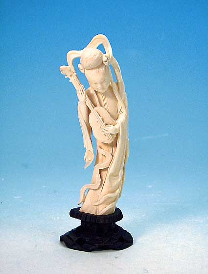 Elfenbeinskulptur, China, um 1950, Kulturbringerin, geschnitzt, auf Holzsockel, H. 20 cm