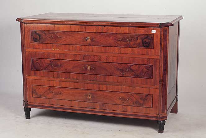 Kommode, Louis-Seize, um 1770/80, Weichholzkorpus, Nußbaumbaumfurnier, mit Zwetschge und Ahorn-Bandintarsien, einge- legte ...