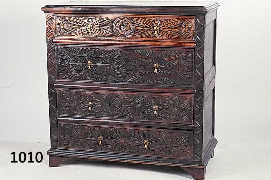 Kommode, England, um 1770/80, Eiche massiv, Front aus dem Vollholz mit klassizistischen Darstellungen geschnitzt, ...