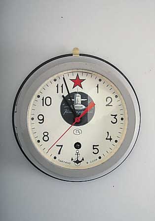 SLAVA SCHIFFSWANDUHR MODELL KOMANDIRSKIJE, RUßLAND UM 1992, 8-TAGEWERK M. AUFGES. ECHAP- PEMENT, MALTESERSTELLUNG, WANDPLATTE D. CA. 21 CM, L. ...