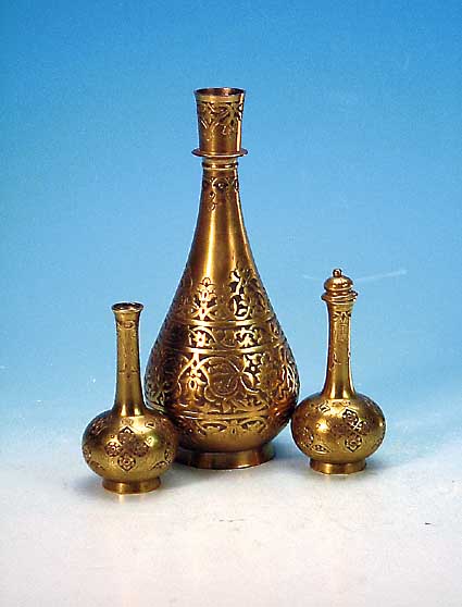 KONV. DREI DUFTGEFäßE, PERSIEN, UM 1900, MESSING, VERZIERT, ABSTRAKT FLORALER DEKOR, PARTIELL GESCHWäRZT, H. CA. 1/24 CM, 1 X MIT DECKEL, ...