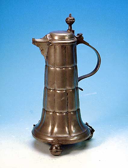 Kanne, um 1770/80, Zinn, gerillt, H. ca. 35,5 cm, l. Alterssp.
