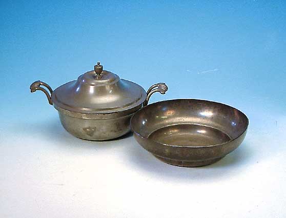 Deckelschüssel und Schale, um 1830, Zinn, D. 22 u. 26 cm, l. Alterssp.