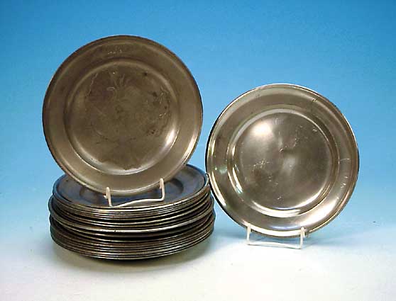 Konv. aus 21 Zinntellern, um 1800/20, Größen: D. ca. 20-22 cm, alle unterschiedlich monogrammiert, 1 x eingravierter abstrakt floraler ...