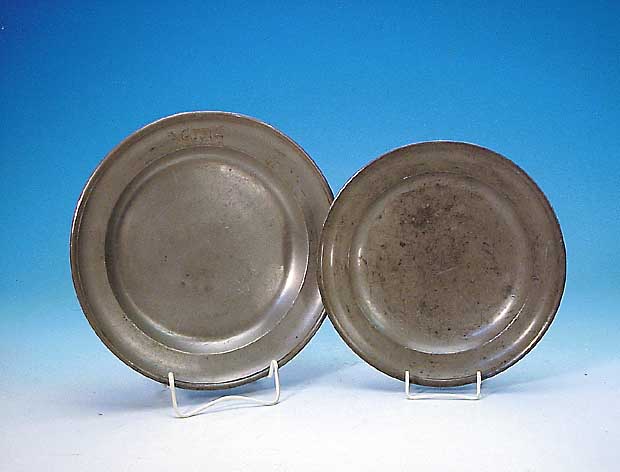 ZWEI TELLER, UM 1800, ZINN, D. CA. 26/29 CM,1 X MONOGR., L. ALTERS- U. GEBR.-SP.