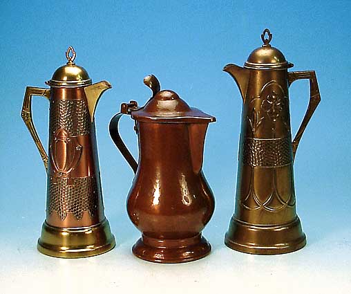 KONVOLUT AUS DREI KANNEN, UM 1900, BLECH/ MESSING/KUPFER, Z. T. MIT PARTIELLEM HAMMER- SCHLAGDEKOR; 1 X BLUMENDEKOR, H. CA. 28-33 CM,L. ALTERSSP.