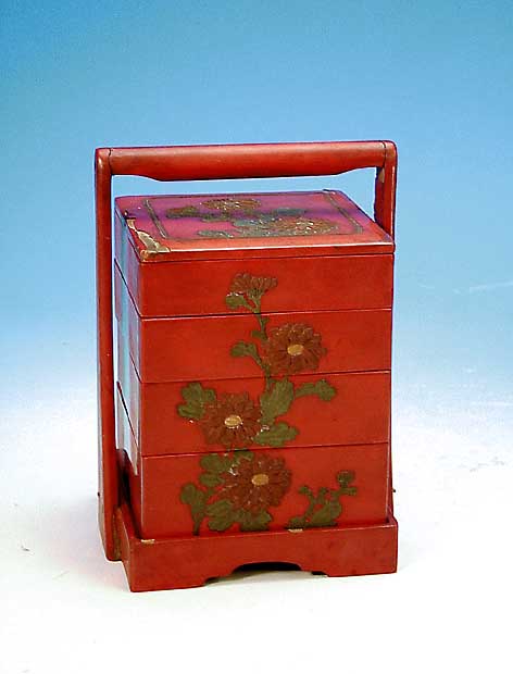 Vorratsgefäß, Japan, um 1900, Lack, mit floralem Dekor, dieser teilreliefiert, l. Al- ters- u. Gebr.-sp., H. ca. 23 cm