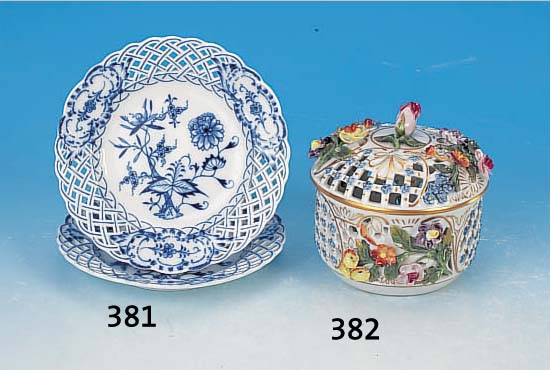 Deckeldose, Dresden, 20. Jh., Porzellan, Wandung mit Durchbrucharbeit, Vergißmeinicht- dekor, applizierte Blumen auf dem Deckel, min.best., ...