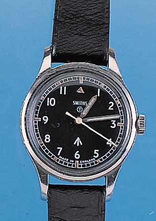 SMITHS Militär-Herrenarmbanduhr, für d. brit. Armee, so Reg.-Grav. auf Edelst.-Geh.- Bod., schwarz. Kontr.-Zifferbl., indir. Zen- tralsek,. ...