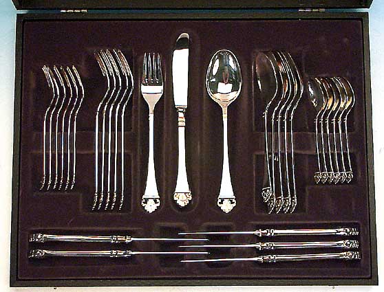 Besteck für 12 Personen, Robbe & Berking, 54 Teile, eleganter Dekor mir Rocaille am Ende, in orig. Besteckkasten, sehr guter fast ...