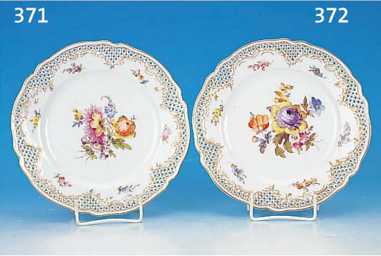ZIERTELLER, NYMPHENBURG, UM 1910-20, PORZELLAN, RAND IN DURCHBRUCHARBEIT, BUNTE BLUMENMALEREI, GOLDSTAFFAGE, D. CA. 21 CM