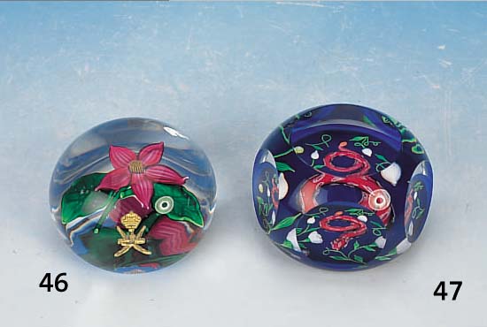 PAPERWEIGHT, ST. LOUIS, 1998, UNIKAT, FARBLOSES 6-FACH FACETTIERT, BLAUER GRUND, EINGESCHMOLZENE ROT-WEIßE SCHLANGE UND BLUMEN, H. ...