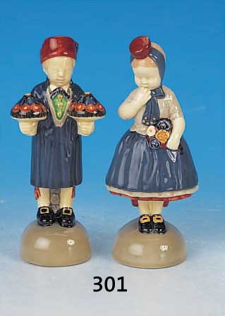 PAAR FIGUREN, WäCHTERSBACH KUNSTABTEILUNG CHRISTIAN NEUREUTHER, ENTWURF ERNST RIEGEL, UM 1906, FEINSTEINGUT, SCHWäLMER KINDERPAAR,BUNT ...
