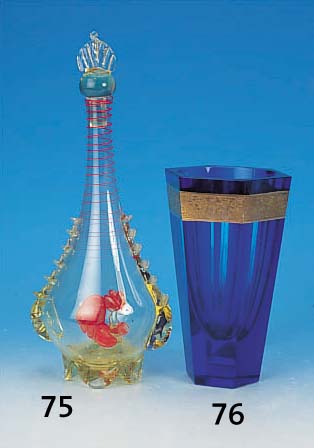 KARAFFE, MURANO, 50ER JAHRE, URANGLAS MIT INNEN EINGEZOGENEM HAHN, GEKNIFFENE AUFGELEGTEBäNDER, AUFGELEGTER ROTER SPIRALFADEN, DIESER MIN. BEST., ...