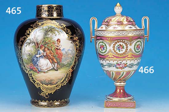 VASE, TEICHERT IN MEIßEN, UM 1905-10, PORZELLAN, KOBALTBLAU GLASIERT, IN GOLDGERAHM-TER KARTUSCHE FEINE BUNTE MALEREI EINER GALAN-TEN SZENE, ...