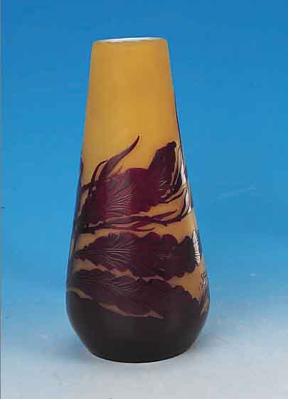 VASE, SIGN. GALLé, UM 1910, SCHICHTGLAS MIT GELBEN EINPUDERUNGEN, DUNKELROT üBERFANGEN, GESCHNITTEN UND GESCHLIFFEN, BLäTTERDEKOR, AM OBEREN ...