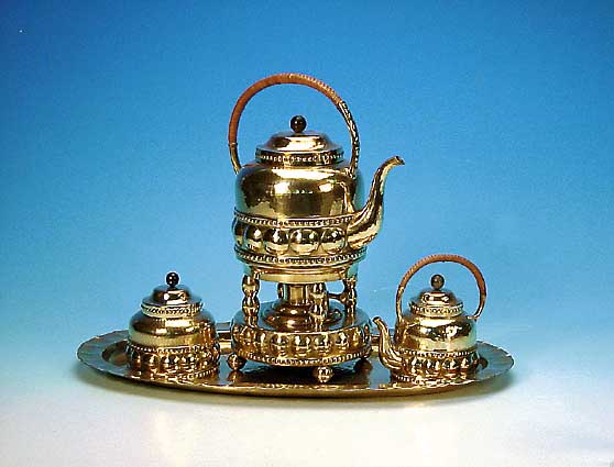 TEE-SET, DEUTSCH, UM 1905-10, GROßE NäHE ZUR WIENER WERKSTäTTE, MESSING MIT HAMMER- SCHLAG- UND RELIEFDEKOR, BESTEHEND AUS TABLETT, ...