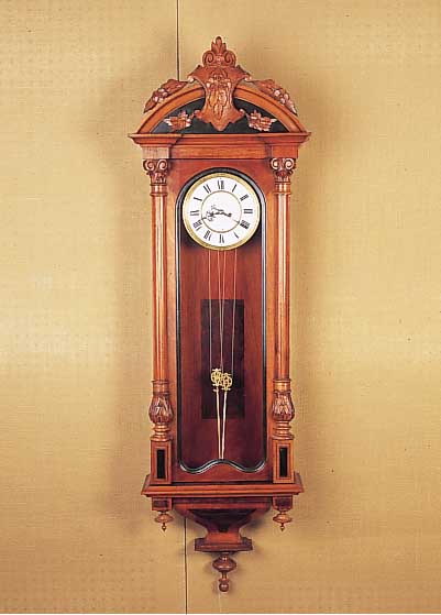 Wanduhr, Uhrenfabrik Gebr. Resch, Ebensee, um 1870/80, verziertes u. poliertes Holzge- häuse, geschnitzte Kapitelle u. Basen, kan- nelierte ...