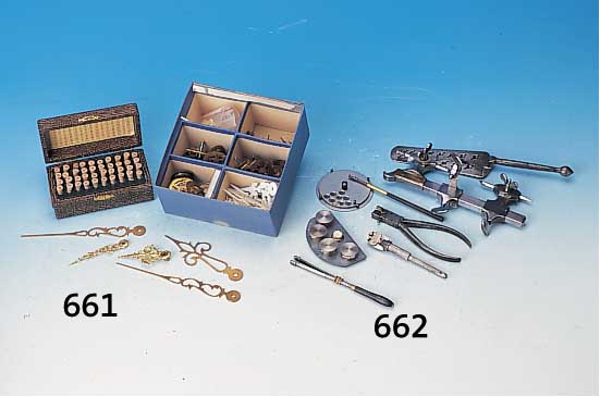 Konvolut Uhrmacher-Werkzeug, best. aus: Schweizer Spitzendrehstuhl, mit 5 zusätzlichenSpitzen im Etui, Schraubenbänkchen, Stichel- halter, ...