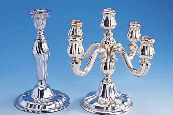 Konvolut 2 Kerzenleuchter, deutsch, 30er Jahre, Barockstil, 1 x 5-flammig, 925er Silber, Anlaufschutz besch., H ca. 27 cm, D ca. 27 cm; ...