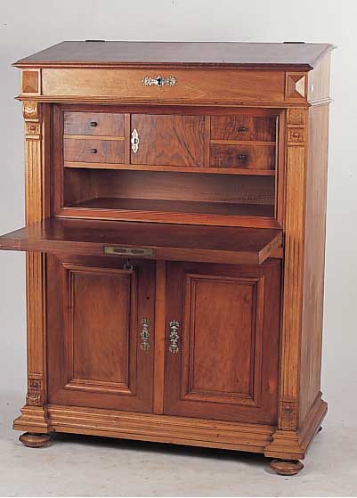 Stehpult bzw. Sekretär, deutsch, um 1880/90, Nußbaumfurnier, aufklappbare Schreibplatte, darunter Sekretärfach mit Inneneinrichtung 135 x 52 ...