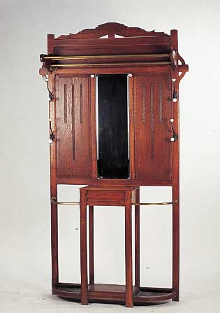 Garderobe, deutsch, um 1900/10, Eiche massiv, mit Spiegeleinsatz und Porzellanknöpfen, l. Altersspuren, 205 x 110 cm