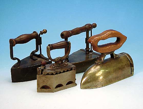 Konvolut aus vier Bügeleisen, deutsch, um 1820bis 1890, Eisen und Messingguß, Holzbügel, eines mit Dampfbetrieb, untersch. Größen, mit ...
