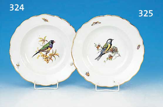 TIEFER TELLER, MEISSEN, UM 1900/10, 1. WAHL PORZELLAN, VOGELDEKOR MIT DREI INSEKTEN, GOLDRAND, D. 24 CM