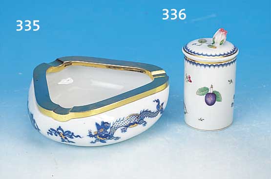 Aschenbecher, Meissen, 20. Jh., 1. Wahl, Porzellan, blauer reicher Hofdrache, 925er Silbermonturn, kleiner Glasurfehler, 19 x 17cm