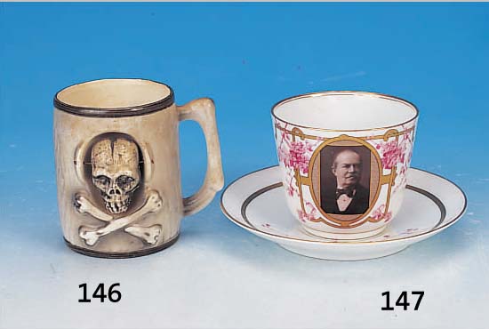 Tasse mit Untertasse, deutsch, um 1900, Portraittasse, bemalt und bedruckt, Goldstaf- fage, Herrenportrait, H. 8 cm