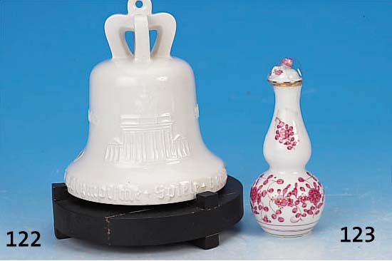 Doppelkürbisvase, Meissen, um 1960, 1. Wahl,Porzellan, reiche ind. Malerei in purpur, H. ca. 11 cm