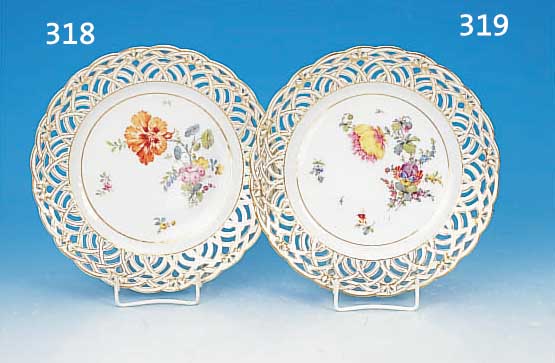 TELLER, KPM, BERLIN, UM 1915-20, PORZELLAN, BLUMENBOUQUETBEMALUNG, GOLDSTAFFAGE, RAND MIT DURCHBRUCHARBEIT UND SCHLEIFENDEKOR, D. 22,5CM