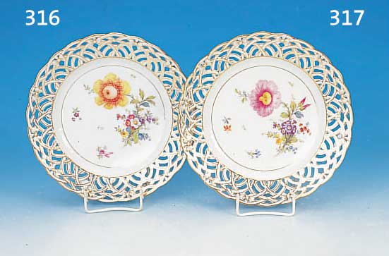 TELLER, KPM, BERLIN, UM 1915-20, PORZELLAN, BLUMENBOUQUETBEMALUNG, GOLDSTAFFAGE, RAND MIT DURCHBRUCHARBEIT UND SCHLEIFENDEKOR, D. 22,5CM