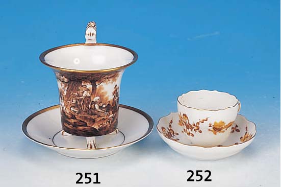 TASSE MIT UNTERTASSE, LUDWIGSBURG, UM 1920, PORZELLAN, PICKNICK IM WALD, REICHE PERSONEN- STAFFAGE, HANDBEMALT, GOLDSTAFFAGE, UNTERTEL- LER, PASSEND ...