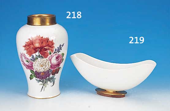 VASE, MEISSEN, UM 1900, PORZELLAN, EINE SEITE MIT GROßEM BOUQUET BEMALT, RüCK- SEITE KLEINERES BOUQUET, STREUBLüMCHEN, MES- ...