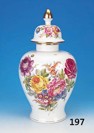 Große Deckelvase, Dresden, um 1920, Porzellan, beidseitig großes Blumenbouqet, auch auf Deckel zwei Bouquets, reiche und ...