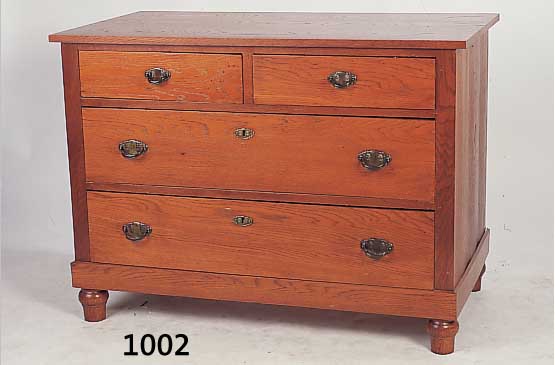 Kommode, deutsch, um 1900/10, Eiche massiv, Platte erneuert, orig. Beschläge, ohne Schlüs-sel, ca. 78 x 107 x 56 cm, restauriert