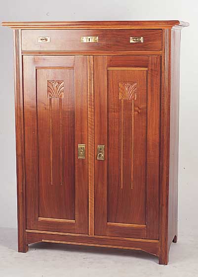 Vertiko, deutsch, um 1900, Jugendstil, Nußbaum mit kleinen Flachschnitzereien in den Türen, ohne Aufsatz, ca. 137 x 100 x 51 cm, restauriert