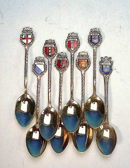 17 Städte- und Länderlöffel, 20. Jh., Silber, Stielende mit Wappendekor, emailliert,L. ca 10.5 cm, u.a. London, Zürich, Dublin, ...