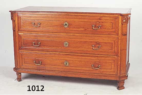 Kommode, Schweiz, um 1790, Eiche massiv, Appliken an den abgeschrägten Ecken sekundär, Beschläge sek., restauriert, ca. 87 x 140 x 59 cm