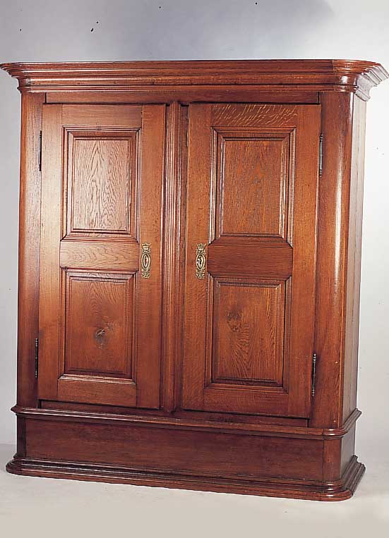 Schrank, süddeutsch, wohl Pfalz, um 1800, Eiche massiv, schlichte Form mit je zwei Kassetten in den Türfüllungen, Beschläge und ...