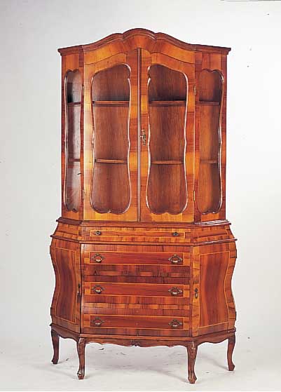 Aufsatzvitrine, deutsch, 50er/60er Jahre, Stilmöbel nach altem Vorbild, Nußbaum quer- furniert, vier Schübe und zwei Türen seitlich,Oberteil ...