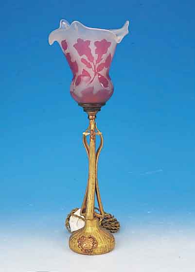 TISCHLAMPE, GALLé, UM 1900, FARBLOSES GLAS, ROSEFARBEN üBERFANGEN, MEHR- FACH AUSGEZOGEN, BRONZEFUß AUS DER ZEIT, MIT ...