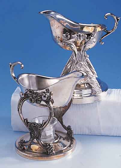Konvolut 2 Saucieren auf Stövchen, Metall versilbert, barockisierend, 1 x mit Teelicht in Glasbehälter, H ca. 21 cm
