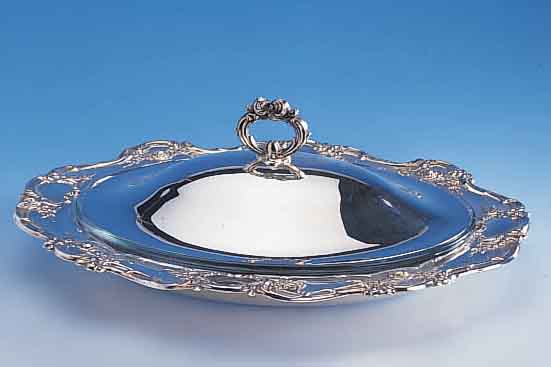 ANBIETSCHALE MIT GLASEINSATZ UND DECKEL, METALL VERSILBERT, BAROCKISIEREND, ROSENDEKOR,15 X 45 X 35 CM