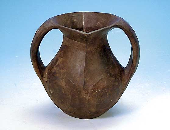 AMPHORENGEFäß, CHINA, HAN-DYN., SCHWARZ- GEBRANNTE TONWARE, BAUCHIGES GEFäß MIT GROßEN HENKELN, DER HALS WEICHT VON DER RUNDEN FORM INS ...