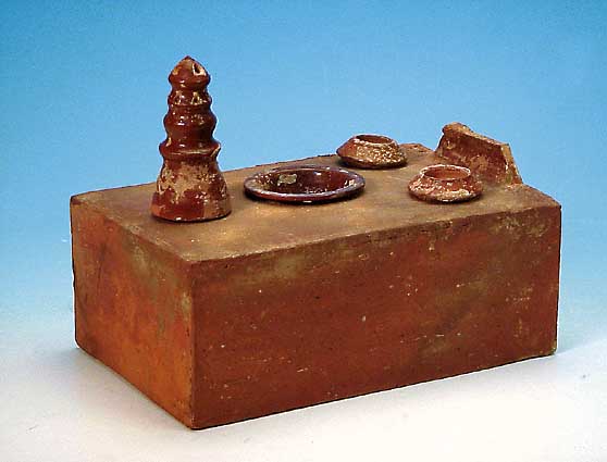 MINIATUROFEN, CHINA, HAN-DYNASTIE, 206 V. - 220 NACH CHR., UNTEN OFFEN, ROTER TONSCHERBEN MIT ROTBRAUNER GLäNZENDER GLASUR, MODELL EINES ...