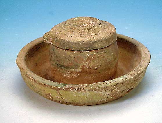 GETREIDEMüHLE, CHINA, HAN-DYN. 206 V. BIS 220 N. CHR., FLACHE SCHALE AUS GRüNLICH GLASIERETEM TERRAKOTTA MIT SEITLICHER LOCH- öFFNUNG, ...