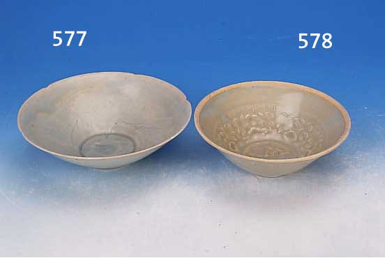 KUMME, CHINA, SONG-DYNASTIE 960 - 1279 N. CHR., PORZELLANäHNLICHER SCHERBEN MIT GRAU- GRüNER GLASUR, GERITZT, D. 17.5 CM