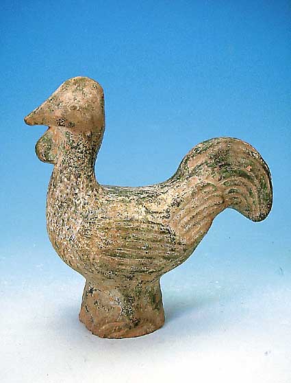 Skulptur, China, Han-Dynastie 206 v. - 220 n. Chr., rötlicher Tonscherben, in Form eines Hahns, grüne Glasur, krakeliert, guter Zu- stand, H. ...